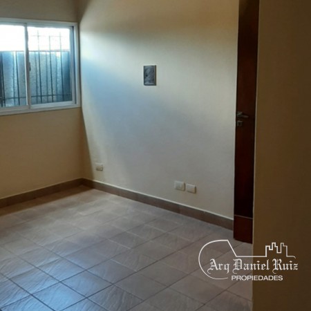 HERMOSA CASA EN VENTA. Sargento Cabral al 700.