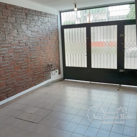 HERMOSA CASA EN VENTA. Sargento Cabral al 700.